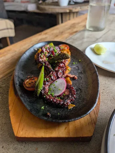 Pulpo, vegetales y presentación de Upcycling